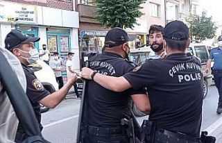 Polisler görevini yapan gazetecileri tartakladı