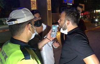 Polisleri görünce aracını park edip, yaya rolü...