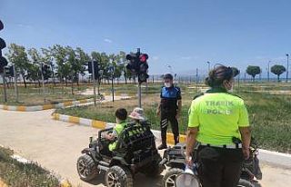 Polisten kreş ve bakımevinde kalan miniklere trafik...
