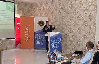 Polisten uyuşturucuyla mücadele bilgilendirmesi