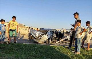 Refüje çarpan otomobildeki 3 kişi yaralandı