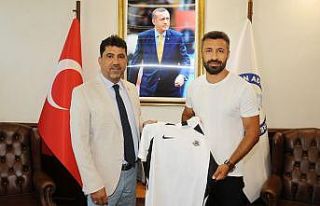 Rektör Aldemir’e Kuşadasıspor forması