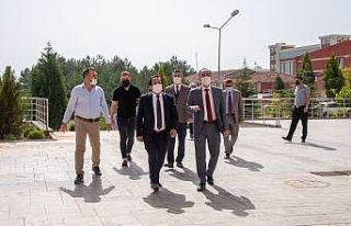 Rektör Beydemir, Morfoloji binasında incelemelerde...