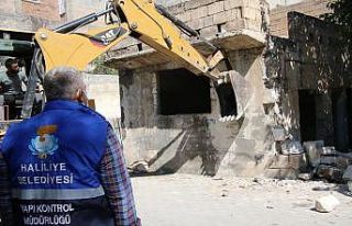 Riskli binalar tek tek yıkılıyor