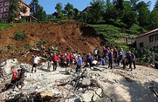 Rize’de yıkılan 3 katlı binada arama kurtarma...