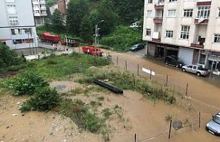 Rize’de yollar göle döndü, iş yerlerini su bastı