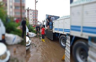 Rize’deki selzedelere destek olan Kızılay Artvin’e...