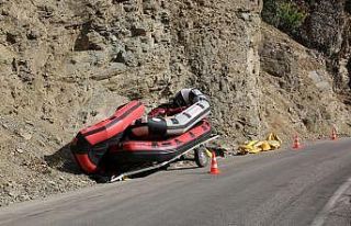 Römorka bağlı rafting botu devrildi: 2’si ağır...