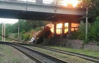 Rusya’da köprüden düşen kamyon doğalgaz boru...