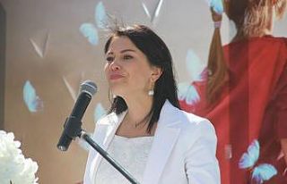 Saadet Öğretmen açılışta gözyaşlarını tutamadı