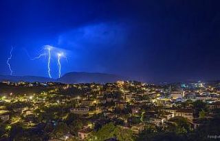 Safranbolu’da şimşekler geceyi aydınlattı
