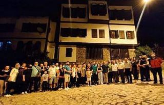 Safranbolu’da vatandaşlar gece yürüyüşünde...