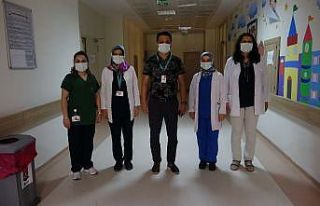 Sağlık çalışanlarının zafer pozu