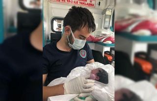 Sağlık görevlileri ambulansta doğum yaptırdı