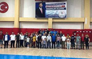 Sağlıkçılar masa tenisi turnuvasında stres attı