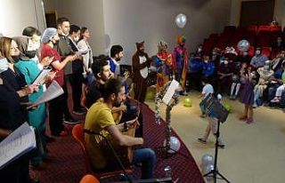 Sağlıkçılardan lösemili çocuklara müzik ziyafeti