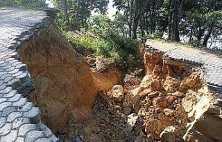 Sahil şeridinde yol çöktü