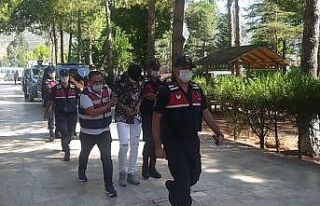 Sahte jandarmalar dolandırdıkları altınları bozdururken...