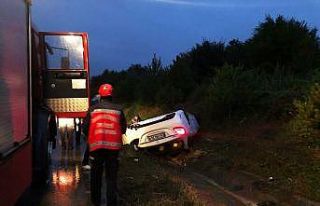 Sakarya’da lüks otomobil takla attı: 3 yaralı