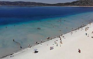 Salda Gölü’nde bayram tatili yoğunluğu