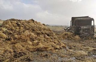 Saman balyası yüklü kamyon kül oldu