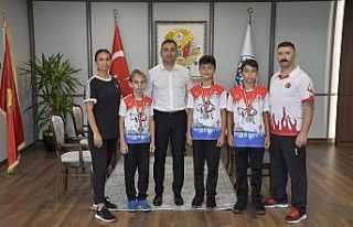Şampiyon karateciler mutluluğunu Başkan Erdoğan’la...