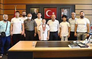 Şampiyonlardan Başkan Oral’a ziyaret