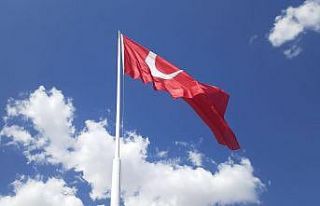 Samsat’ta dev Türk Bayrağı göndere çekildi