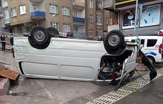 Samsun’da kamyonet devrildi: 3 yaralı