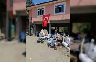 Samsunlu şehidin evi Türk bayrakları ile donatıldı