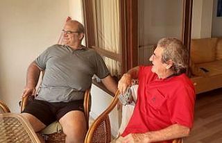 Sanatçı ve yazarlar tatil için Erdek’i tercih...