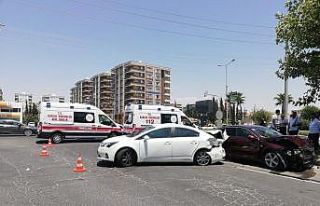 Şanlıurfa’da 3 aracın karıştığı kazada 6...
