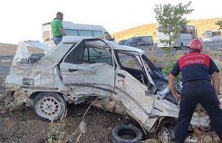 Şanlıurfa’da minibüs ile otomobil çarpıştı:...