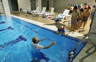 Şanlıurfalı çocuklar hem serinliyor hem de yüzme...