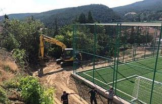 Şaphane’de halı saha çevre düzenleme çalışmaları