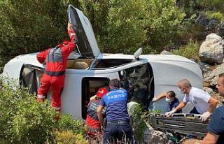 Şarampole yuvarlanan araçtan itfaiye tarafından...