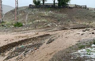 Sarıkamış’ı sel vurdu, ev ve iş yerlerini su...