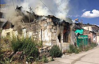 Sarıkamış’ta metruk evde çıkan yangın söndürüldü