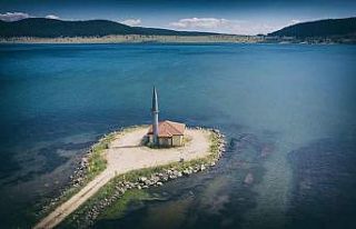 Seben Gölü’ndeki yarımadada bulunan cami kültür...