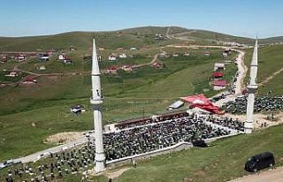 Seccadesi çim, kubbesi mavi gökyüzü olan camide...