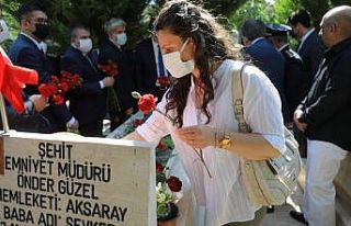 Şehit amcasının mezarını ziyaret eden minik Öykü...