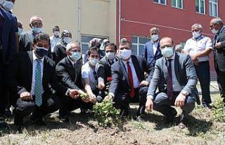 Şehit kardeşi bayrak hediye edince bakan yardımcısı...