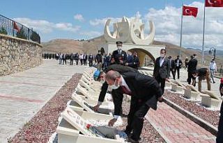 Şehit mezarlarına karanfil bırakıldı