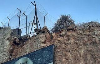 Şehrin göbeğinde düşmeye yakın olan kaya parçaları,...