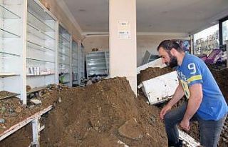 Sel mağduru eczacı çamurlar içinde ilaçlarını...