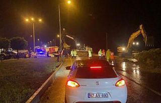 Sel sebebiyle kapanan Zonguldak-Düzce karayolunda...