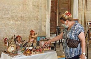 Selimiye avlusunda kadınların el emeği göz nuru...