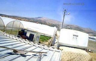 Seranın demir direklerini yerinden söken, hortum...