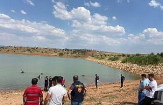 Serinlemek için girdiği gölette boğuldu
