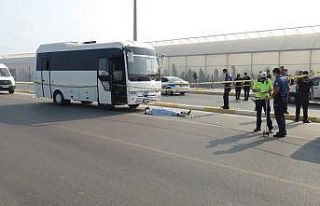 Servis minibüsü motosiklete çarptı: Anne ve oğlunu...